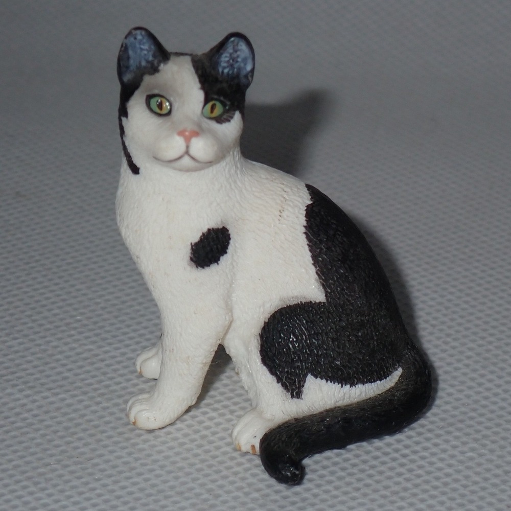 Schleich Black & White Realistic Cat Figurine/toy 2008 retired Germany